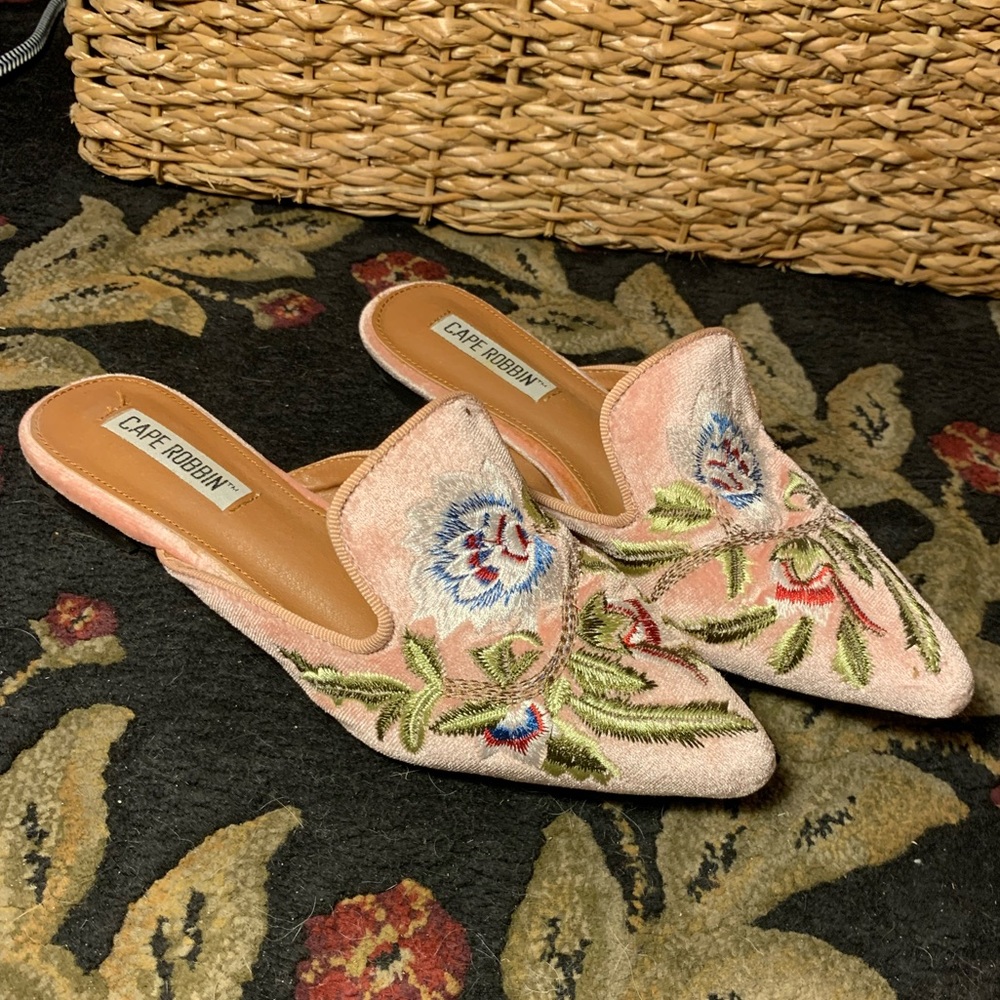 🌷CAPE ROBBIN VELVET EMBROIDERED MULES🌷